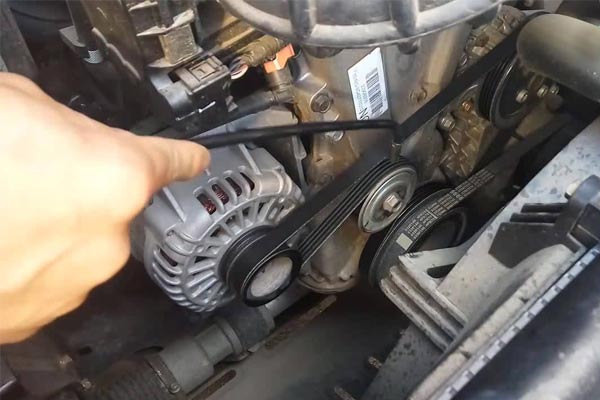 站前转速传感器的工作原理是什么？