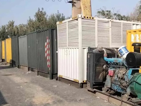 站前200KW柴油发电机机组每小时油耗是多少？