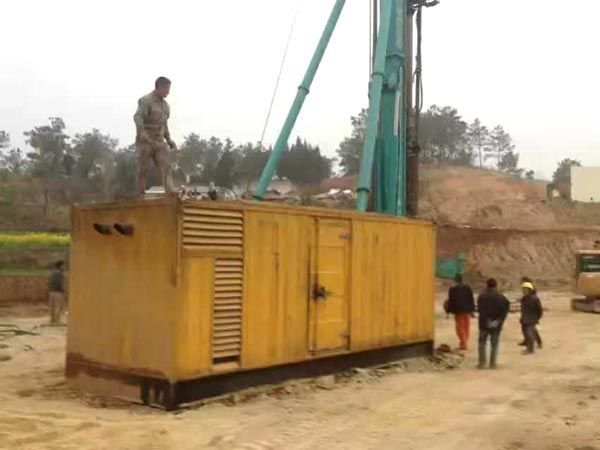 站前如何判断水冷式机油散热器密封件是否需要更换？